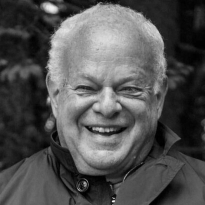 Martin Seligman, se le conoce principalmente por sus experimentos sobre la indefensión aprendida y su relación con la depresión