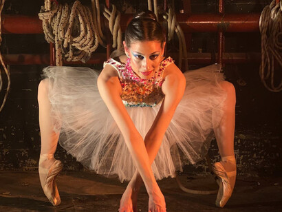 Ballerina sulle punte si prepara ad esibirsi per uno spettacolo circense