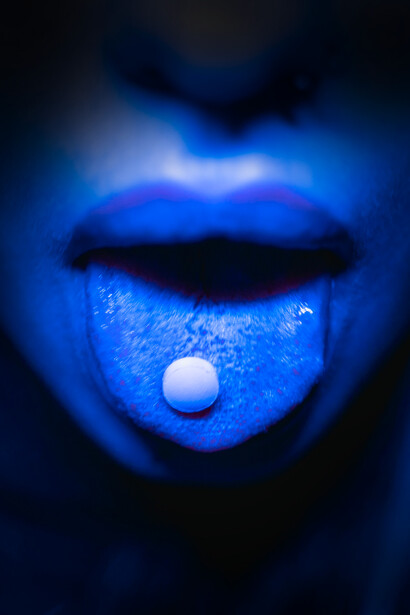 Illusion des artifices. Être écrasé et prétendre être libre par des artifices, par des drogues, par des rêves, par la foi, par la croyance, c'est réaliser et approuver les diktats saisis de communication et de contrôle qui caractérisent nos systèmes