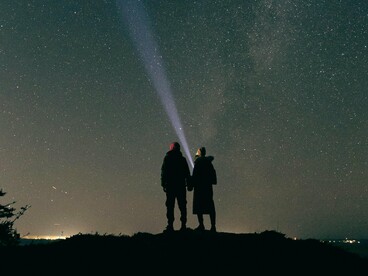 Hoje é Lua cheia. Está linda! – disse Hélène, acomodando-se numa chaise-longue