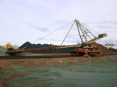 Arcelor Mittal, Dunkerque, France. Parmi ces entreprises obligées de changer de cap figure ArcelorMittal, 2e producteur d’acier au monde, qui a récemment été rattrapé par ses méthodes d’un autre temps © By Borvan53 