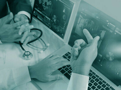 El aprendizaje automático y la inteligencia artificial se utilizan para detectar, predecir, pronosticar y rastrear contactos, así como en el desarrollo de nuevos medicamentos y vacunas