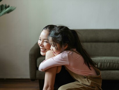 Una bambina abbraccia la mamma. Navigare nell'incertezza: la ricerca di appartenenza e libertà in un mondo caotico