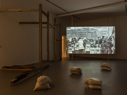Pınar Öğrenci und Nuri Musluoğlu, Fotografie neu ordnen, Ausstellungsansicht. Mit freundlicher Genehmigung des Museums für Kunst und Gewerbe Hamburg