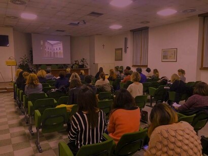 Silvia De Angelis teaching during an archeology and story of art course lesson
