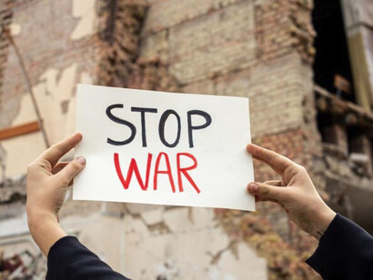 No sabemos lo que durará esta guerra ni si habrá muchos más muertos, lo que está claro es que la imagen de unos y otros ya está decidida, hagan lo que hagan y dejen de hacer. Muchas veces pienso que ya no hay noticias, sino que casi todo es propaganda. No se puede seguir normalizando una situación tan anormal