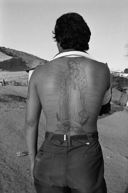 Graciela Iturbide, La frontera (détail), Tijuana, Baja California, Mexico, 1989. Avec l'aimable autorisation du FOMU Foto Museum © Graciela Iturbide