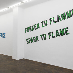 Lawrence Weiner. Courtesy of Galerie Hubert Winter