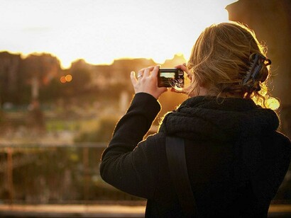Una mujer haciendo una foto con su móvil