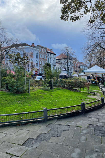 Place du Châtelain and tented vendors at the marché, Brussels