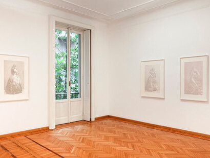 How to Look at a Camera. Courtesy of Monica De Cardenas