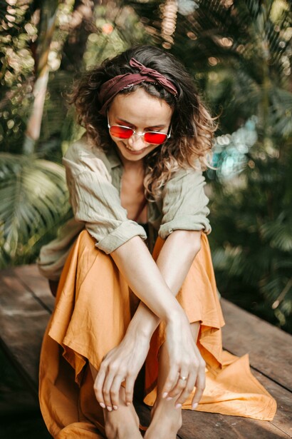 Esse estilo engloba muitos elementos, um deles que virou uma febre em 2025 foram as peças com material de camurça, desde bolsas a sapatos. Os acessórios aqui vão sempre ser bem fortes e com presença marcante desde elementos com pedras coloridas a mix de colares, pulseiras sem deixar de fora os cintos grandes com detalhes de metal ou trançados