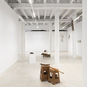 Richard Wentworth, Rearview mirror, vista de exhibición. Cortesía de Prats Nogueras Blanchard 