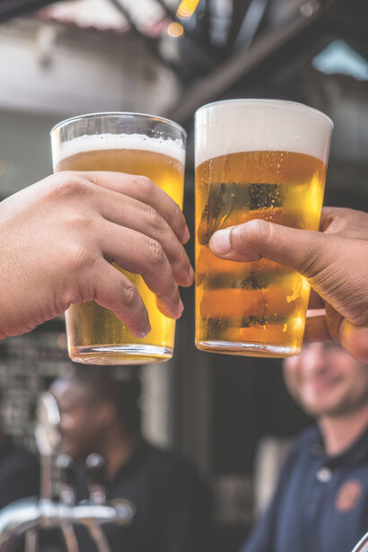 Un brindis con dos pintas de cerveza
