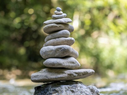 A boa notícia é que é possível "emagrecer" o cérebro e recuperar o foco. O primeiro passo é reconhecer o impacto do uso excessivo de celulares e do excesso de informação na nossa saúde mental. Em seguida, podemos adotar estratégias para reduzir a sobrecarga e melhorar o processamento de ideias. Uma das estratégias mais eficazes é a prática da atenção plena, ou mindfulness. Ao focar no momento presente e observar os pensamentos sem julgamento, podemos treinar o cérebro para filtrar informações irrelevantes e manter o foco no que é importante