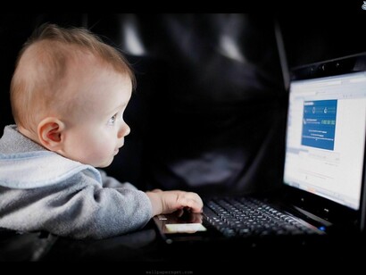 Un niño mira fijamente la pantalla de un ordenador