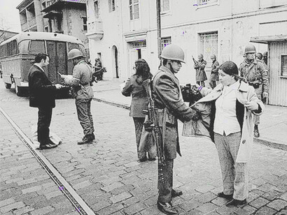 Militares chilenos hacen una requisa callejera a ciudadanos luego del Golpe de Estado en 1973