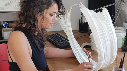 La artista en su elemento. Kinga trabaja principalmente con seda y utiliza la técnica del alforzado para plisar la tela