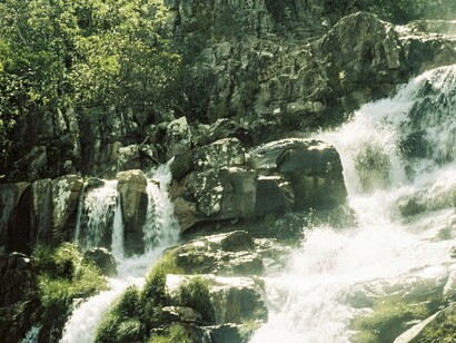Cachoeira na Chapada dos veadeiros, Brasil - fotografia de David Rodrigues. Deixou a pedra sobre o cume de uma rocha, a crista da montanha. Assim o fazia sempre: era como devolver à montanha as suas peças perdidas. Agradeceu à sua mãe e desceu, lentamente, contornando os trilhos estreitos junto à queda de água
