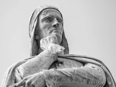 Dante, come Ruggero, polemizza con l’intellighenzia del suo tempo e la sua critica non è volta a stigmatizzare solo il potere politico in quanto tale