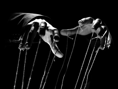 Manipulación: acercamiento a las manos de un titiritero