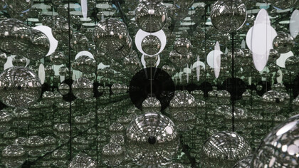 Yayoi Kusama, Infinity Mirrored Room - Let's Survive Forever, 2017. Image © Yayoi Kusama. Courtesy of David Zwirner, New York; Ota Fine Arts, Tokyo/Singapore/Shanghai; Victoria Miro, London; Yayoi Kusama Inc.