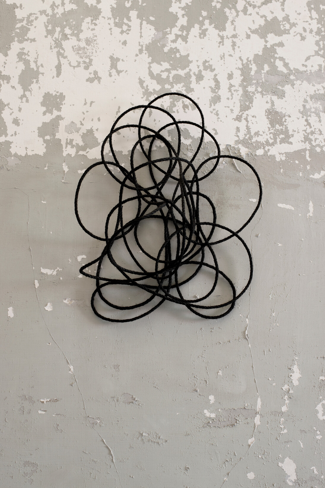Stephanie Stein, Internationale spezialitat, 2014, corda e acrilico, 62 x 38 x 21 cm