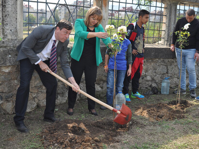 Ambassador Oryan and the director of the "Koco Racin" institute are planting a tree together, Credit for the photos: Pierre Lavi - Lavi P. Enterprises LTD.