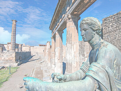 Statua di Apollo nel tempio di Apollo a Pompei, Italia. Nella veste di signore della purezza, ha di certo assolto alla funzione di “soccorritore” degli uomini