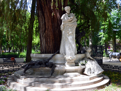 Glorieta de Gustavo Adolfo Bécquer, parque María Luisa, Sevilla, España. Fue realizada en 1912 por Lorenzo Coullaut Valera, en colaboración con el arquitecto Juan Talavera Heredia y el escultor Federico Bechini