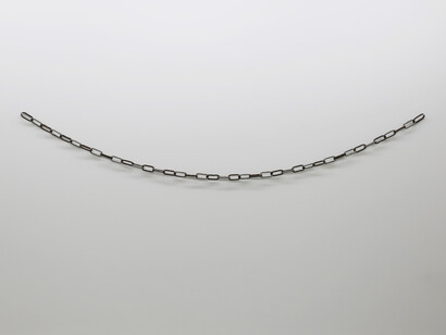Stéphanie Saadé, "Opposite Chain", 2014, fer, acier inoxydable, éd 1/3 + 2 ea, 250 x 5 cm, courtesy of galerie anne barrault
