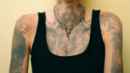 Donna con tatuaggi sul corpo