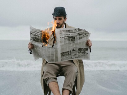 A mesma coisa ocorre com gêneros ligados à esfera do jornalismo, uma vez que, por meio de tais textos, os estudantes não só são informados do que acontece no mundo, mas também tomam contato com opiniões a respeito de fatos e de temas relevantes, sendo, portanto, importantes para sua formação não só como leitores e produtores de textos, mas também como cidadãos. Dessa forma, gêneros como poema, conto, romance, artigo de opinião, editorial, resenha, reportagem e notícia, necessariamente deverão fazer parte do repertório de leitura dos estudantes