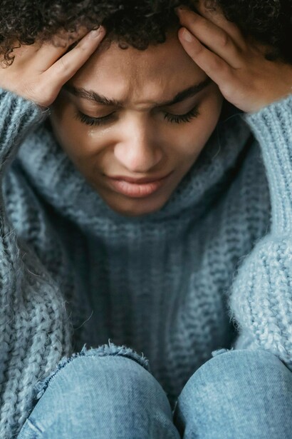 Mientras yo construía puentes, tú cavabas pozos bajo mis pies. 