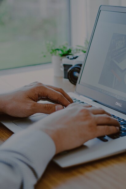 Homem executivo escreve em seu laptop