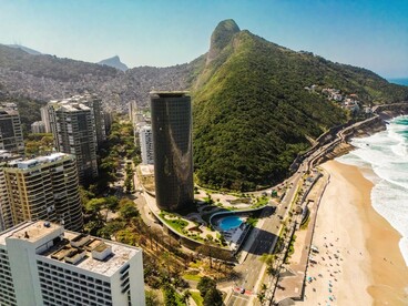 Entre o oceano, as encostas e a cidade, diferentes formas de ocupação se distribuem em um espaço geográfico marcado por fortes contrastes. O crescimento urbano nem sempre aproxima seus habitantes das mesmas oportunidades, serviços e condições de acesso à cidade