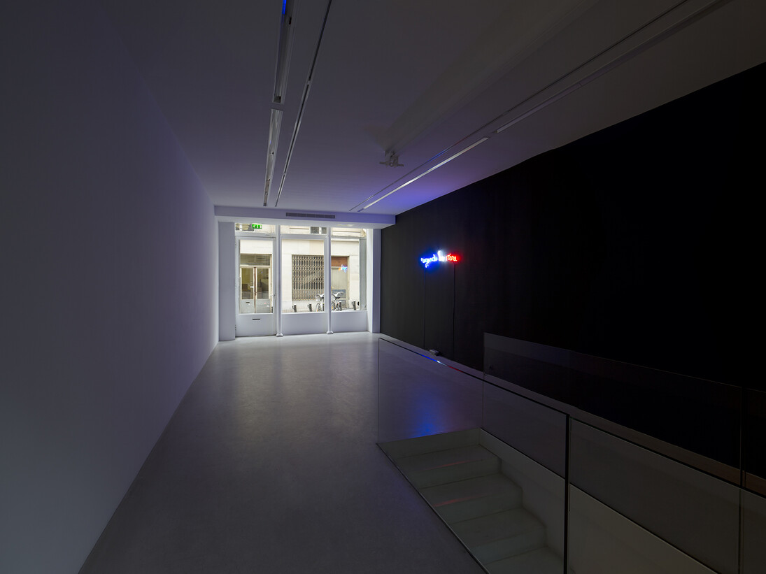 Claude Lévêque, Regarde les rire, 2015, Néon bleu, blanc, rouge / Neon blue, white and red, 33 x 150 cm, Ecriture / Writing : Romaric Etienne © ADAGP Claude Lévêque . Photo. Julie Joubert , Courtesy the artist and kamel mennour, Paris 