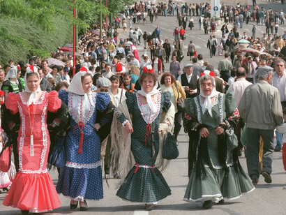 Madrileñas vestidas de chulapas para las fiestas de San Isidro