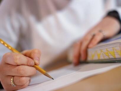 Un estudiante escribe en un folio