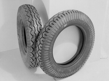Con l’avvento dell’automobile, aziende come Michelin iniziarono a sviluppare pneumatici più robusti e adatti ai veicoli a motore