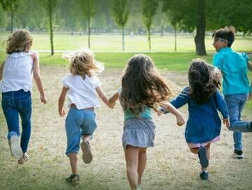 Crianças brincando em praça. A provocação superficialmente relatada ocorria no banheiro, enquanto as duas terminavam de se arrumar para sair à escola. Talvez esse comportamento pudesse ser evitado se cada uma tivesse um banheiro, um quarto para chamar de seu, onde tudo ficaria de acordo com os seus gostos e desgostos, protegido em suas bolhas nas quais se isolariam do mundo familiar, neste caso
