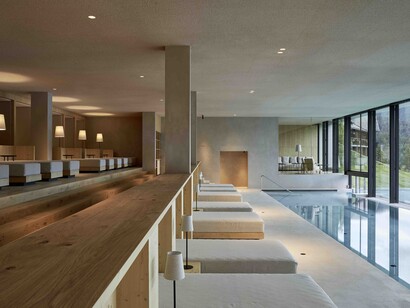 Area relax con lettini di fronte alla piscina, hotel Forestis, Bressanone, Alto Adige, Italia