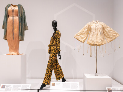 La colección. Grandes exitos (Vol. 1), el arte de archivar la moda, vista de exhibición. Cortesía del Phoenix Art Museum