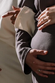 Gestantes acariciam os bebês em seus ventres
