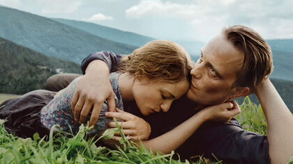 Valerie Pachner y August Diehl, protagonistas de la película 'A Hidden Life' (2019)
