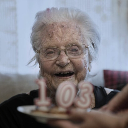 Lolita Laporta, la exmodelo de Balenciaga, tras soplar las velas del pastel que marcan los 103 años de esta veterana maniquí 