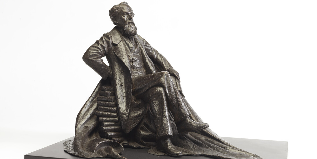 Martin Jennings, Charles Dickens maquette, 2017, Bronze on slate base, 35x54x40cm © the artist, courtesy Shapero Modern