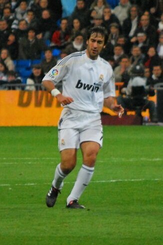 Raúl jugando con el Real Madrid contra el Málaga FC, enero de 2010