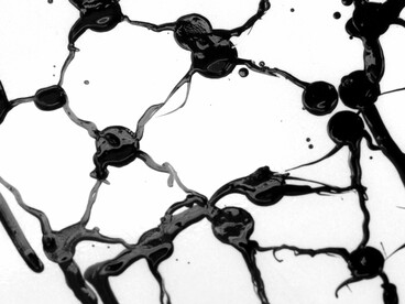 A imagem remete à complexidade das conexões presentes no sistema nervoso. Estudos sobre polilaminina investigam como a reorganização da matriz extracelular pode favorecer novas ligações entre neurônios