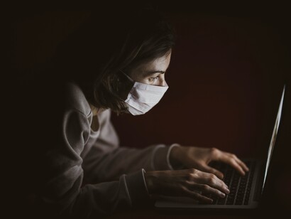 Con la diffusione di teorie del complotto, i meme hanno spesso parodiato le idee più assurde, come il legame tra 5G e coronavirus o altre teorie strampalate. Man mano che le restrizioni si prolungavano, sono emersi meme che cercavano di fare ironia sulla vita durante la pandemia, come il lavarsi le mani compulsivamente, evitare i contatti fisici, e vivere in pigiama